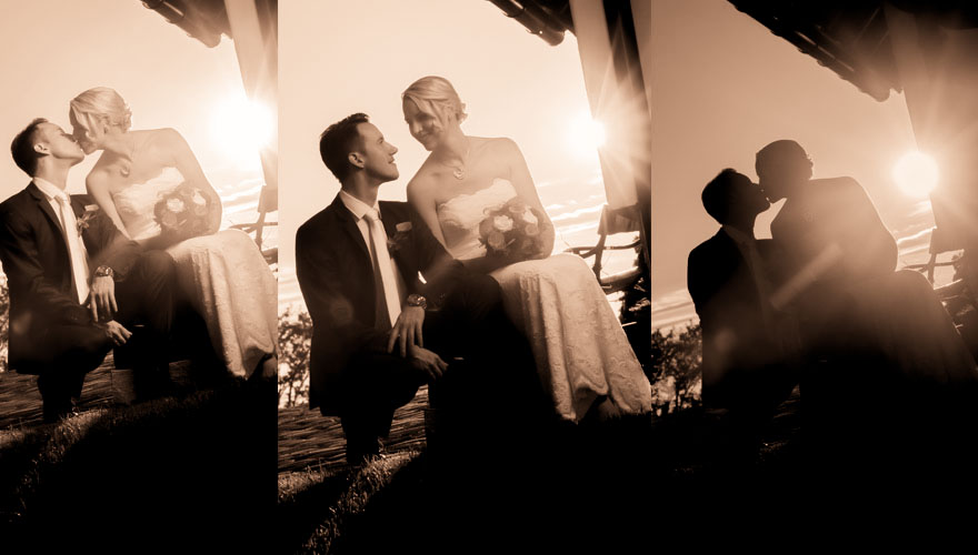 Eine Serie von Bildern zeigt ein Brautpaar welches neben einem Haus sitzt. Die Sonne geht im Hintergrund unter. Das Brautpaar küsst sich, während es immer dunkler wird.