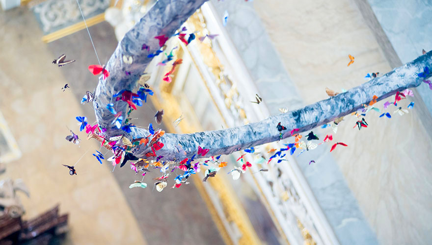 In der Stiftskirche Klosterneuburg hängt an der Decke ein Reifen. Auf diesem Reifen hängen ganz viele Schmetterlinge aus Seide. Man hat den Eindruck, die Schmetterlinge fliegen unter dem Reifen.