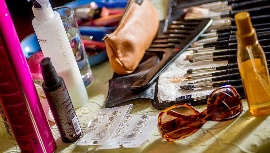 Viele Dinge die ein Visagist und Friseur auf einer Hochzeit braucht: Haarspray, Fixierer, Pinsel, Kamm, Sonnenbrille und ein Etui.