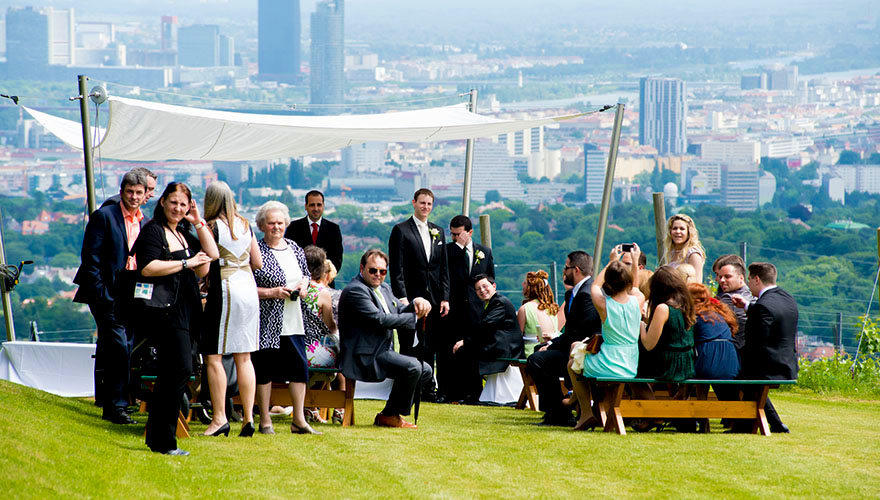 Auf einem Hügel über Wien, den Kobenzel, wird eine Hochzeit abgehalten. Der Bräutigam und seine Gäste warten auf die Braut und beobachten ihre Ankunft.